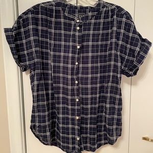 Gap navy plaid button up lightweight tshirt. Casual, relaxed fit. Medium.
